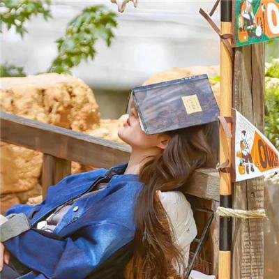 四个孩子走进银行